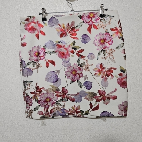 Evi floral suba like material size large - Picture 1 of 4